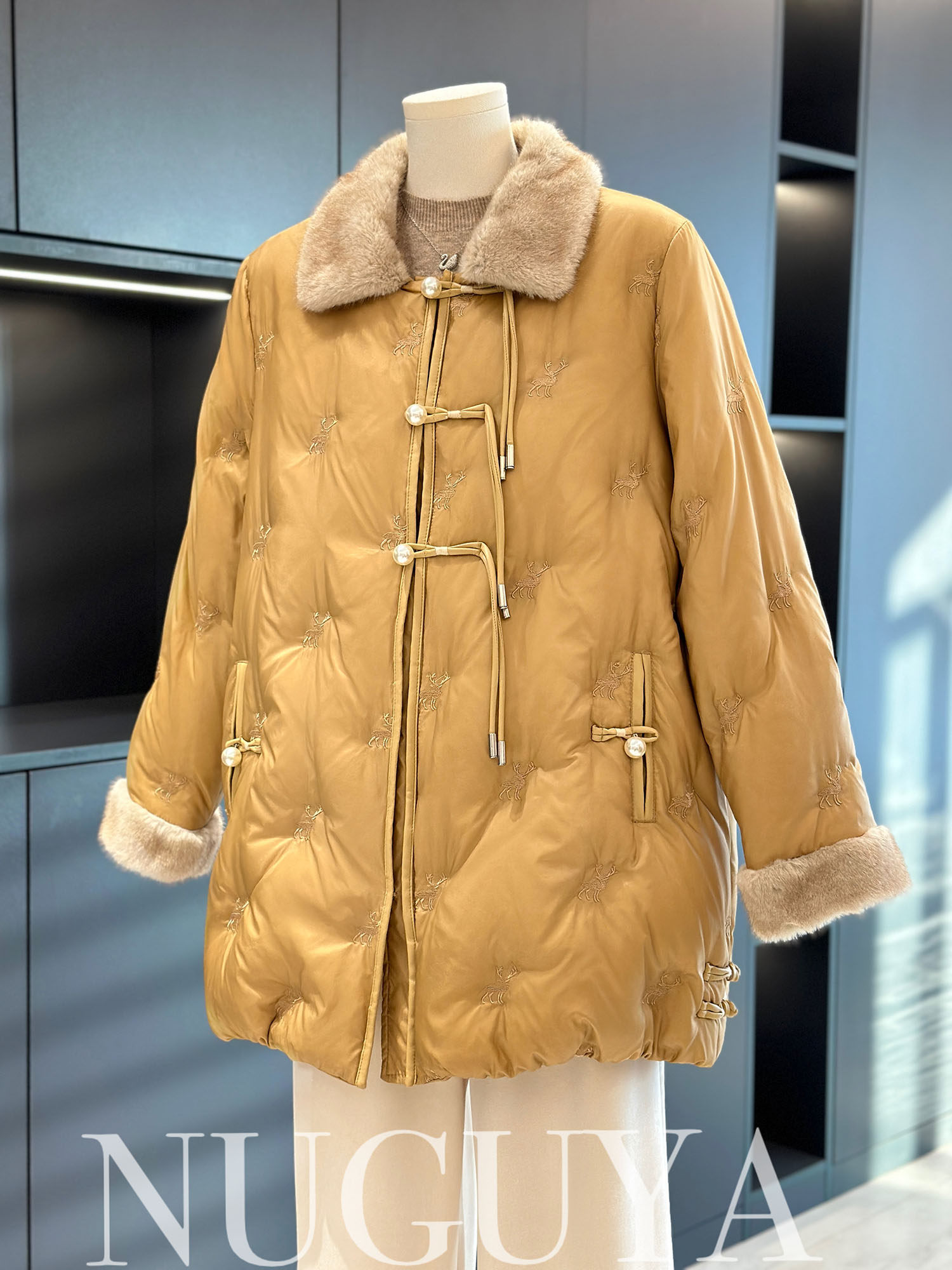 新中式国风刺绣羽绒服妈妈装女外套秋冬新款中老年鸭绒中长款大衣