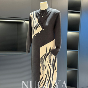 时尚洋气中老年针织连衣裙女2025年冬装新款中长款妈妈装毛衣裙子