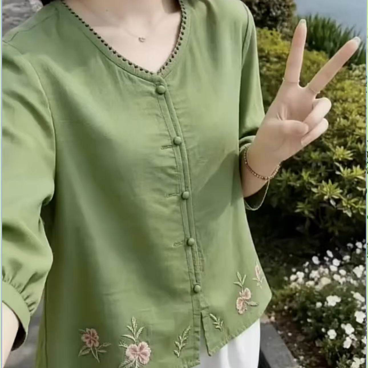 2026夏季短袖上衣宽松五分袖中年妈妈装小衫新中式V领刺绣衬衫女图片