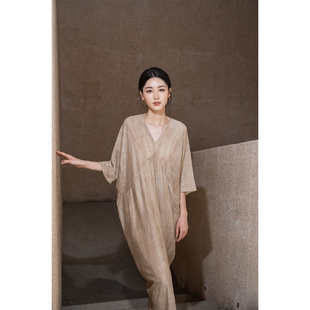 茧型连衣裙知识分子炒色皱花文艺V领中袖女宽松立裁显瘦廓形长裙