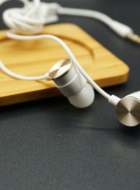 白色入耳式耳机美标低音王处理带麦语音通话k歌走过路过不要错过