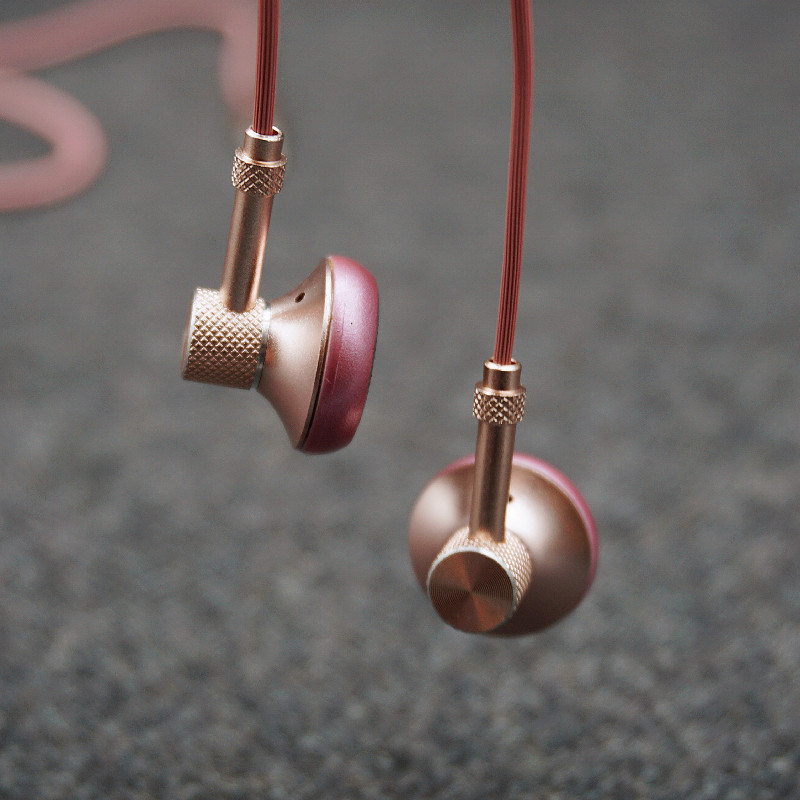 粉色小可爱金属耳塞 耳塞式质感低音强劲美标 带麦语音通话耳机