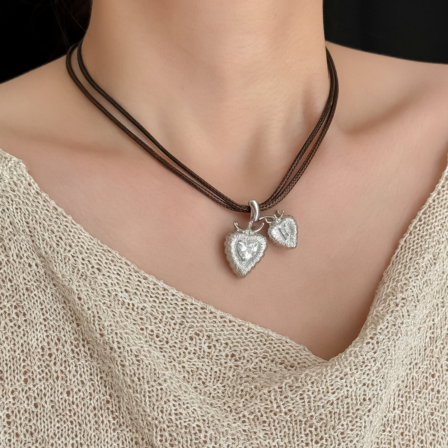 复古风黑色金属爱心吊坠秋冬毛衣链长款时髦潮人个性高级感项链女