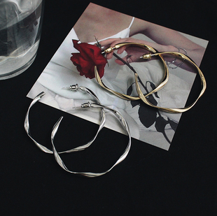 925银针冷淡风扭曲金属亮面C字半圆圈圈耳环气质韩国潮人耳钉短款