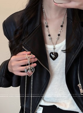 黑色爱心吊坠项链女2025新款锁骨链轻奢小众高级感毛衣链颈链配饰