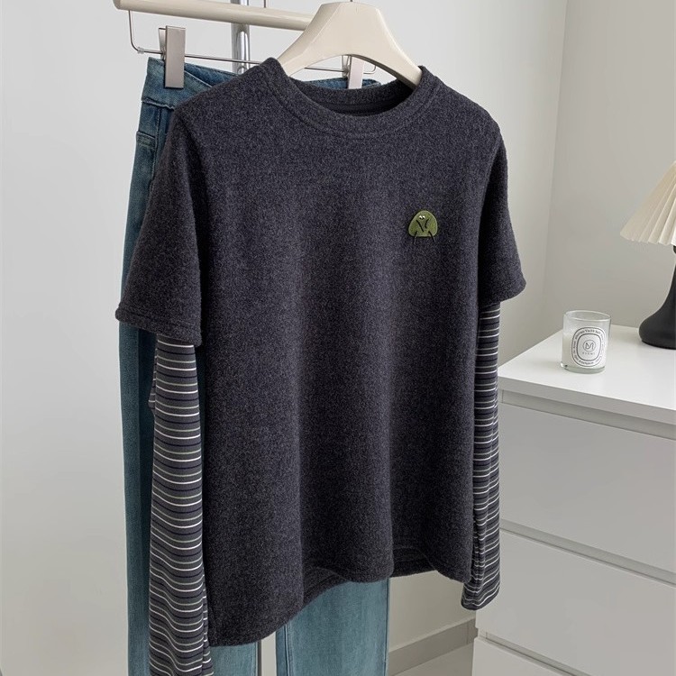 敲可爱小绿怪刺绣磨毛长袖T恤女条纹假两件圆领深灰色打底25秋冬