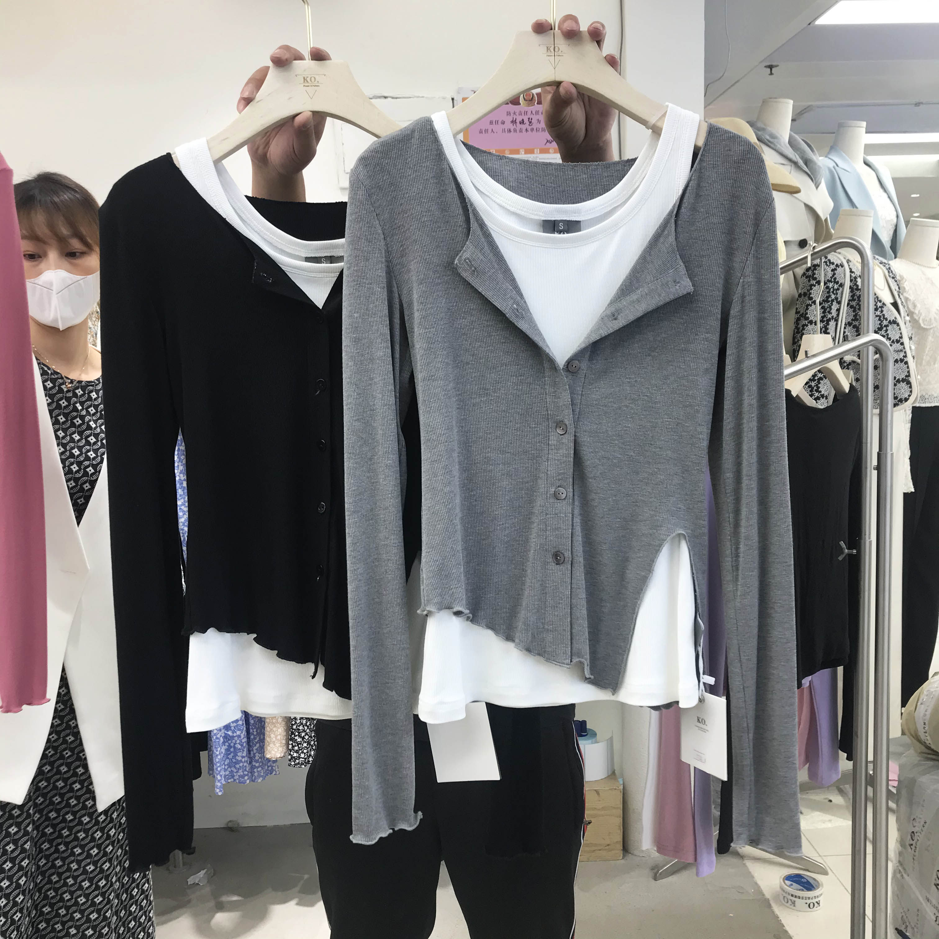 2021早秋新款露肩上衣长袖不规则开叉t恤背心两件套开衫外套女潮