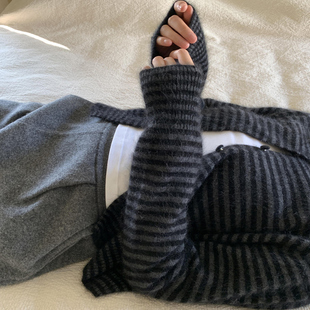 高级感黑灰拼色毛衣女2026年秋季新款韩系小个子短款针织开衫外套