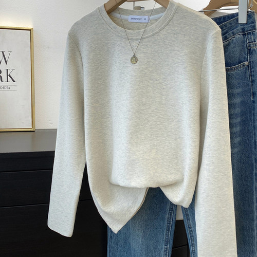 韩版简约燕麦色磨毛长袖T恤女冬季2025新款ins圆领纯色内搭打底衫