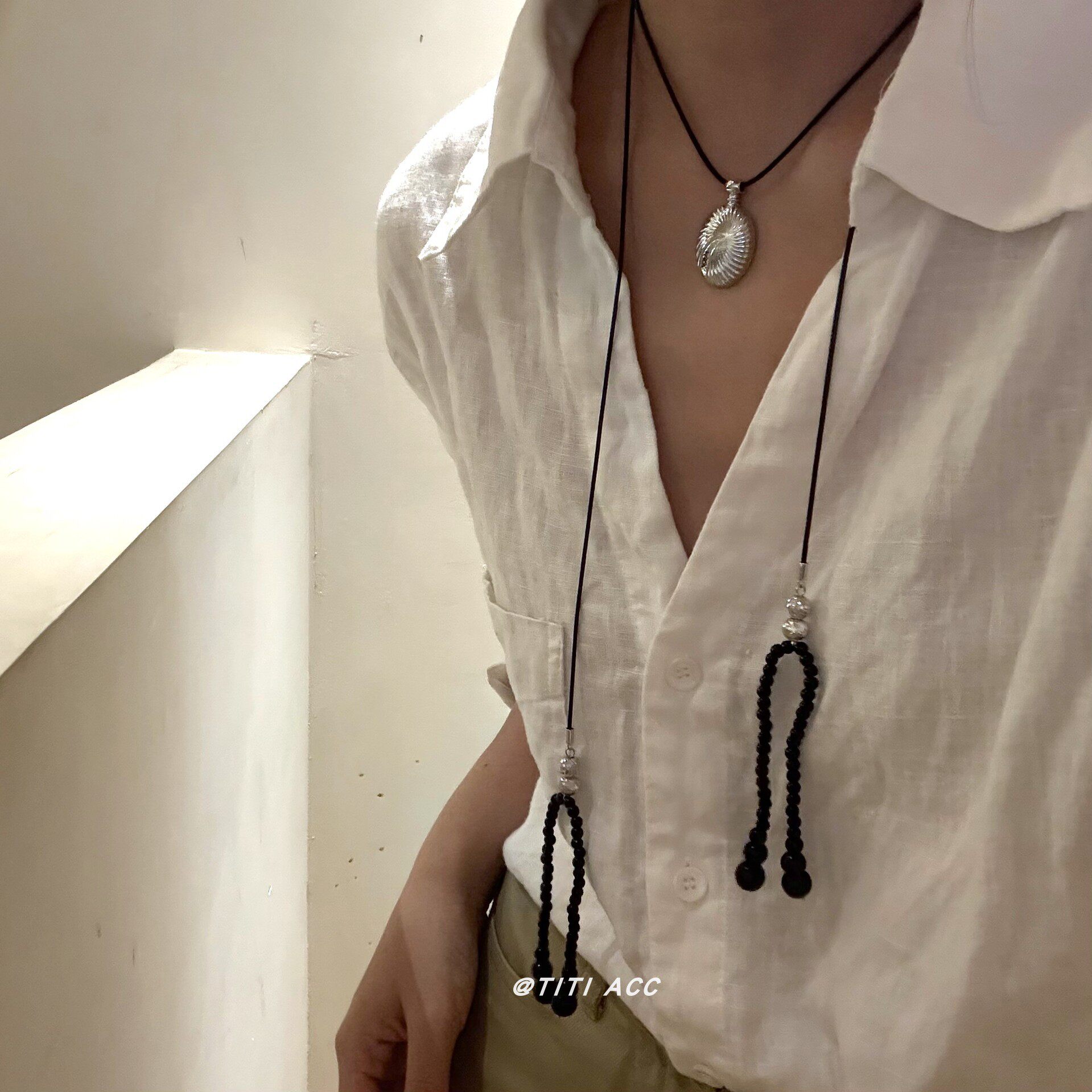 复古时尚香水瓶吊坠蜡绳项链女高级感天然石流苏锁骨链长款毛衣链