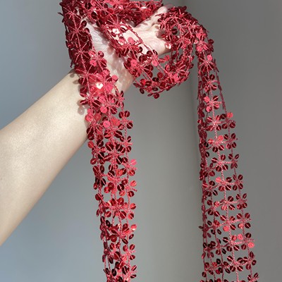 圣诞红色亮片编织镂空围巾女时髦小众设计氛围感长条丝巾配饰围脖