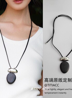 复古黑木吊坠项链女新款韩系轻奢小众设计高级感长款皮绳毛衣链潮