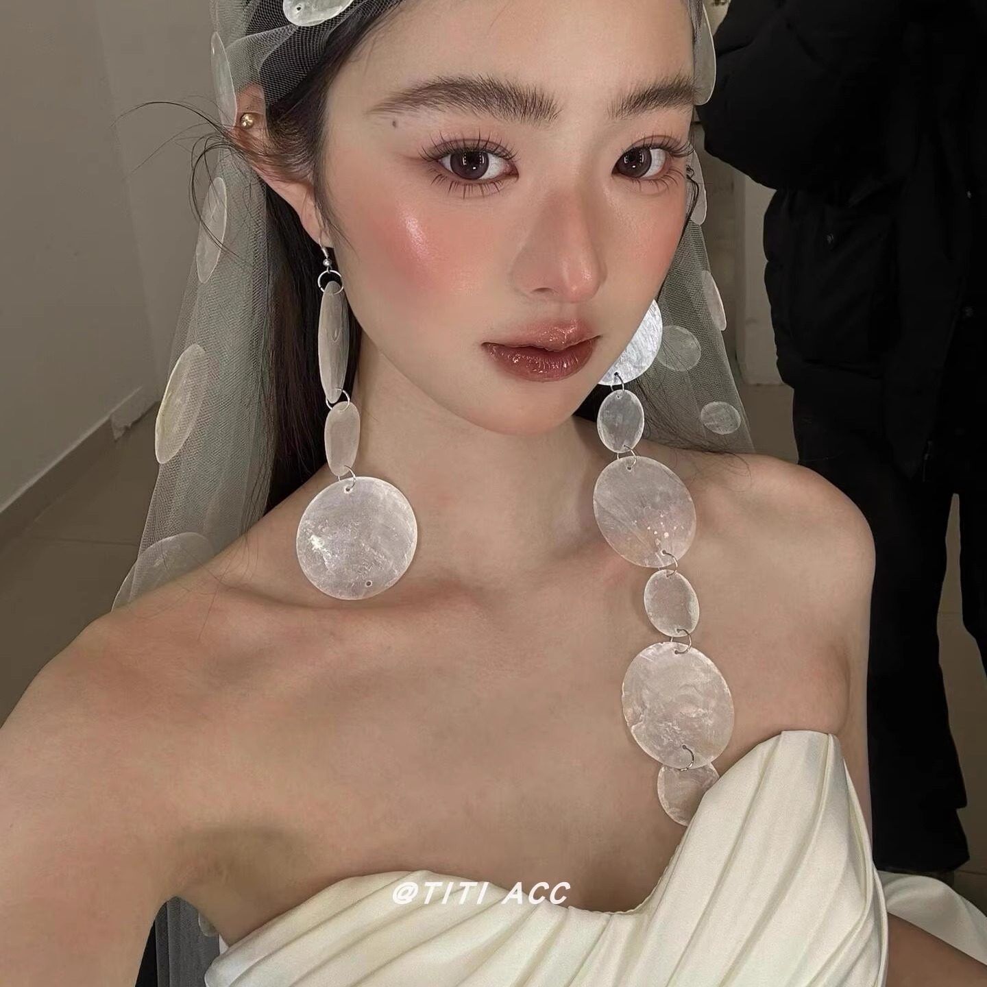 圆片贝母长款流苏耳环订婚结婚拍照耳饰夸张小众设计感耳钉耳坠女