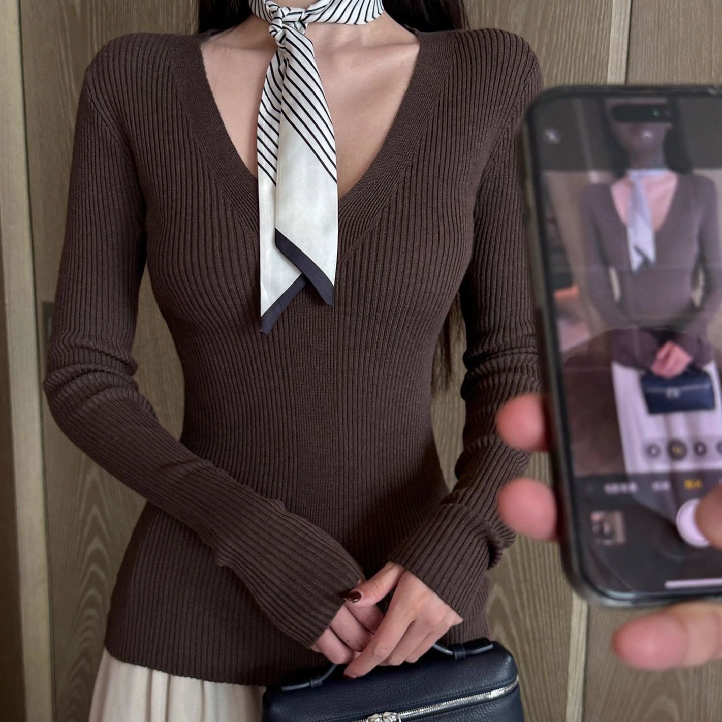 简约燕麦色坑条V领长袖针织衫基础款女装秋冬休闲显瘦打底上衣