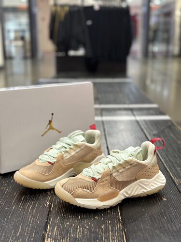 耐克Nike男女同款 复古休闲慢跑鞋CT1003-200 React缓震黑科技