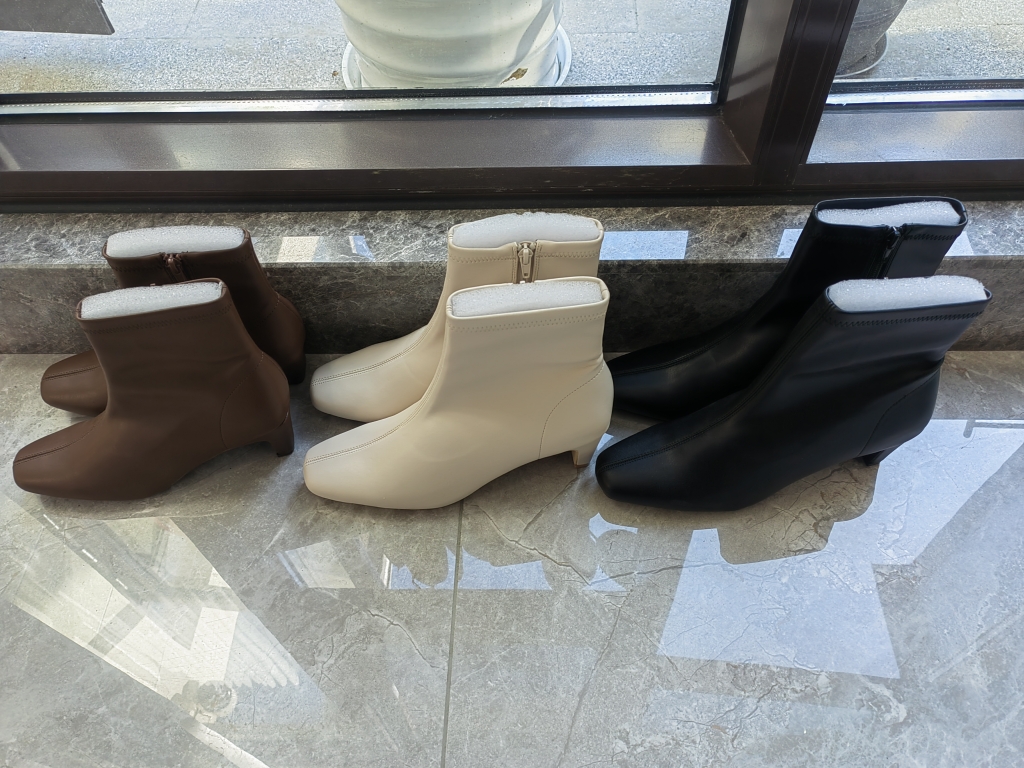 数量不多新款日系4厘米中跟小方头侧拉链时装短靴女