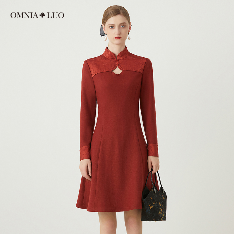 欧柏兰奴绵羊毛优雅盘扣镂空长袖立领连衣裙