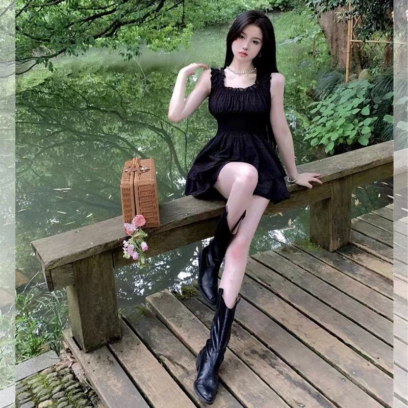 法式复古赫本风甜辣纯欲黑色吊带连衣裙女夏季斜肩蓬蓬性感短裙子