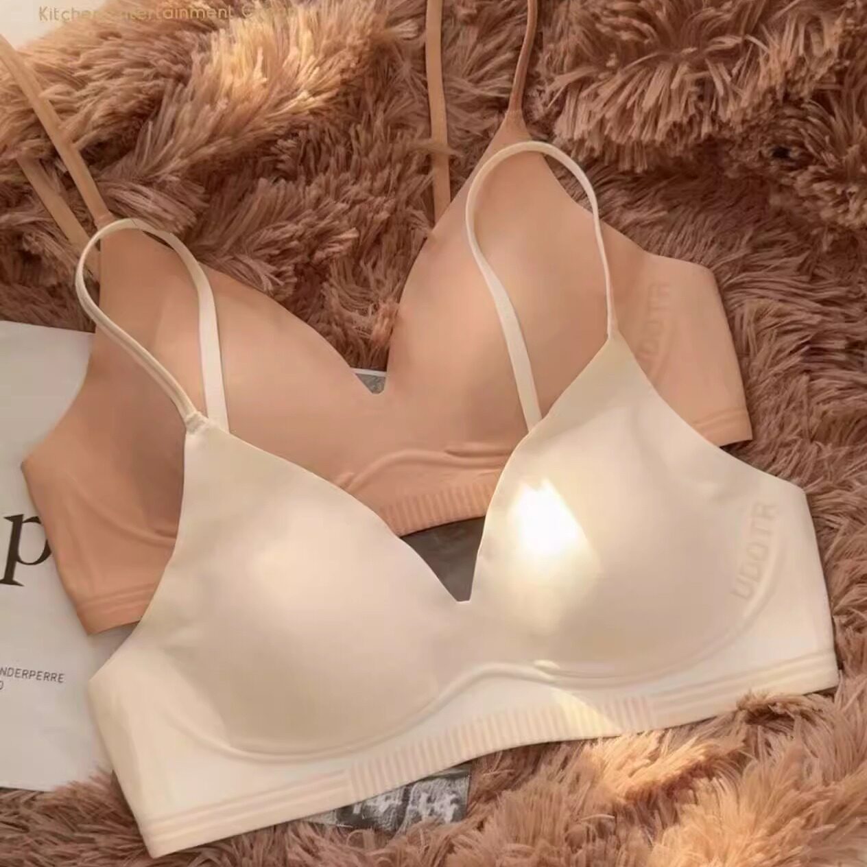 看不见的显瘦！无痕小胸内衣女法式深V领细肩带薄款无钢圈文胸罩