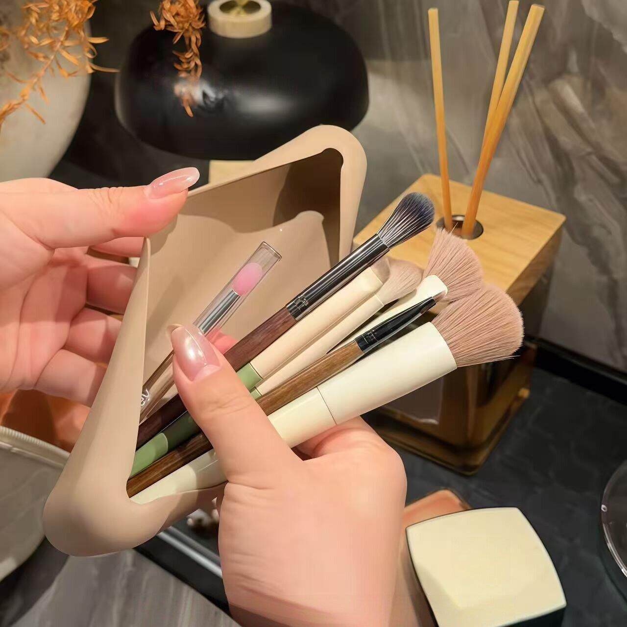 硅胶磁吸化妆刷收纳包旅行出差便携不占地方美妆工具美妆蛋收纳袋