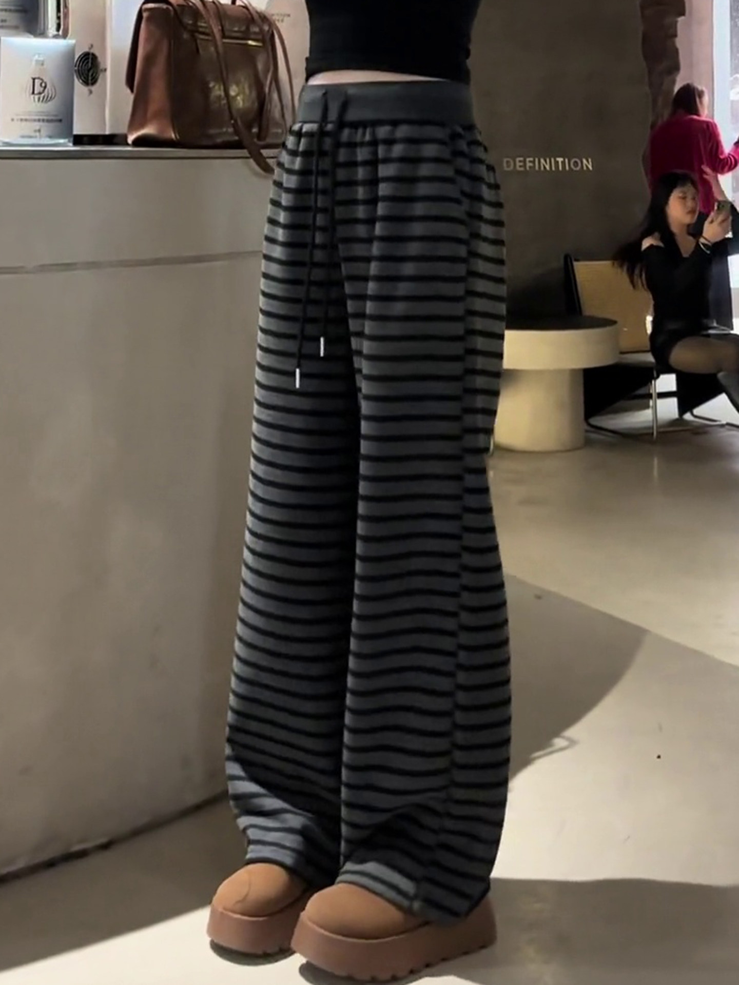 条纹加绒裤子女秋冬季2025新款今年流行爆款加厚休闲运动阔腿长裤
