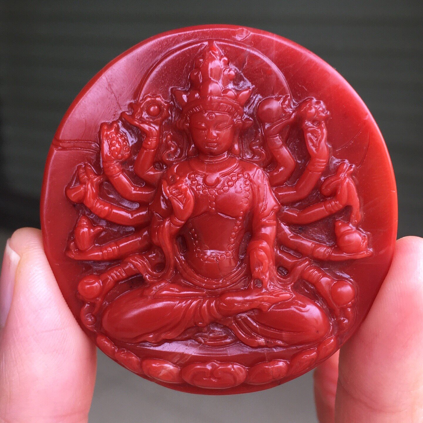 精品川料南红玫锦红千手观音圆牌挂坠满色满肉精工雕刻吊坠锁骨链