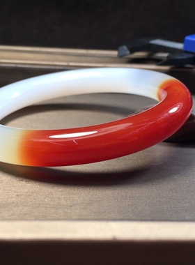 天然南红玛瑙俏色半壁江山圆条美人镯红白分明女款手镯百搭毛衣链