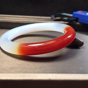 天然南红玛瑙俏色半壁江山圆条美人镯红白分明女款手镯百搭毛衣链