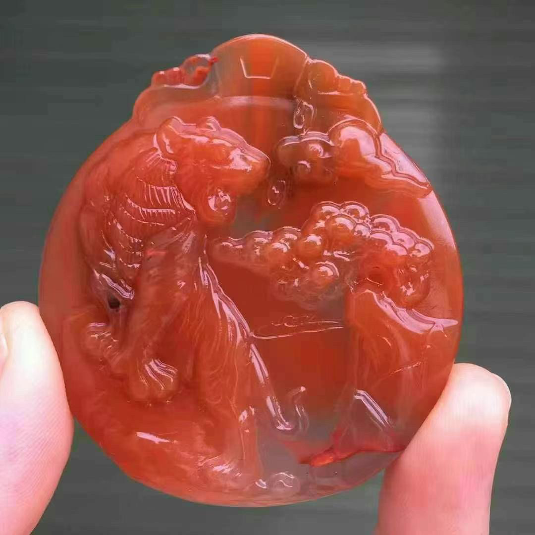 精品南红樱桃红雕刻十二生肖虎吊坠串吊坠舒俱来翡翠水晶盐源玛瑙