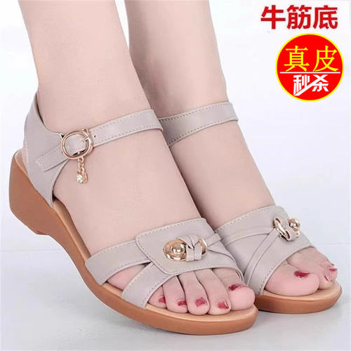 真皮粗跟一字扣防滑软底妈妈凉鞋