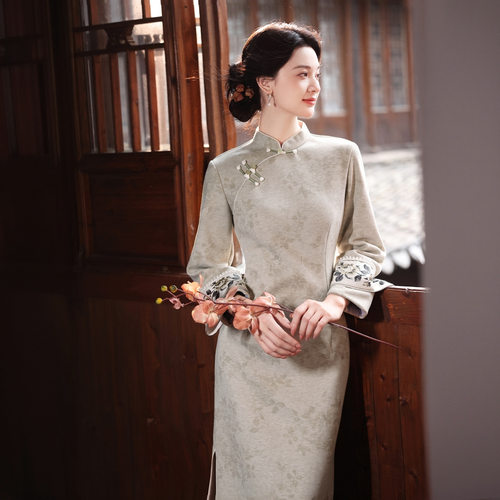 新中式浅绿色唯美气质国风旗袍裙加绒加厚长袖冬装2025新款礼服裙