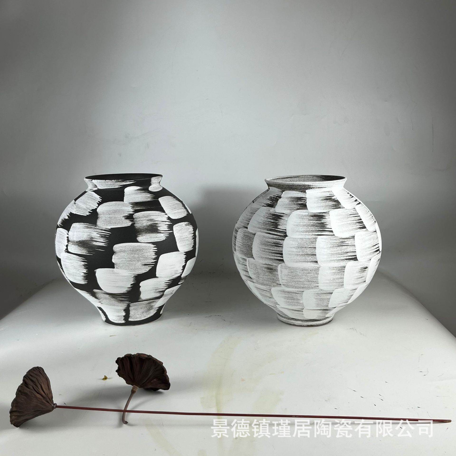 Support processing ceramic hand-painted creative vase,