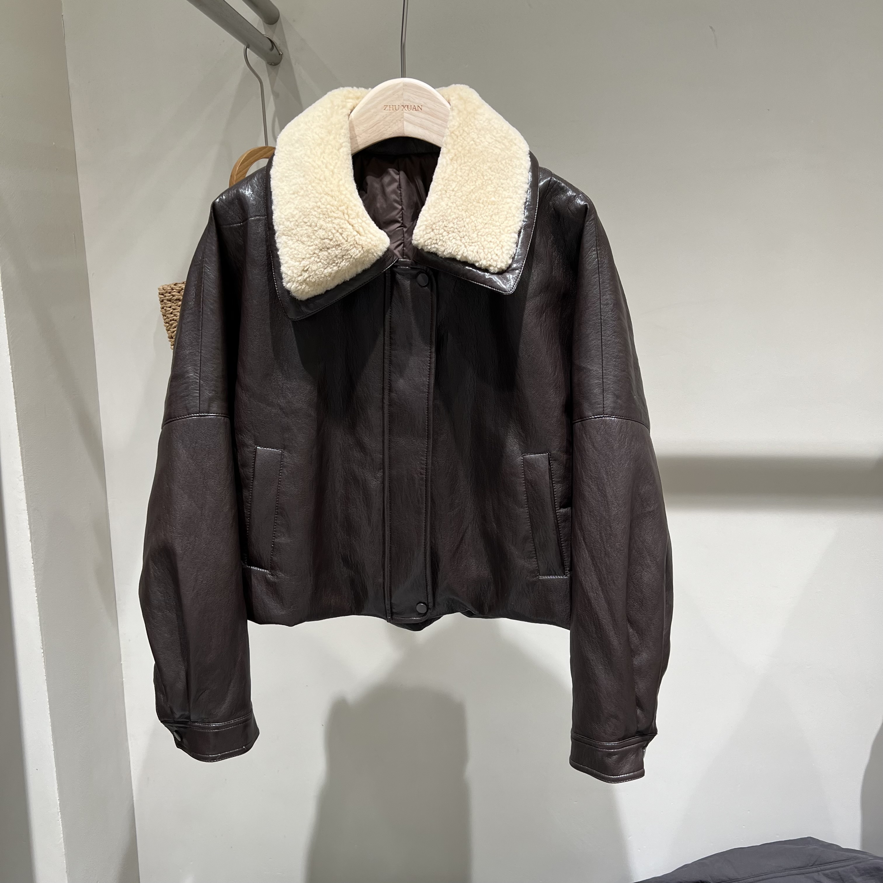 2025秋冬新款高级感羊羔毛领pu皮衣羽绒服女短款90白鸭绒夹克外套