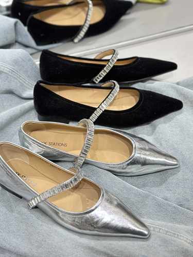 尖头水钻平底鞋2024春款法式复古