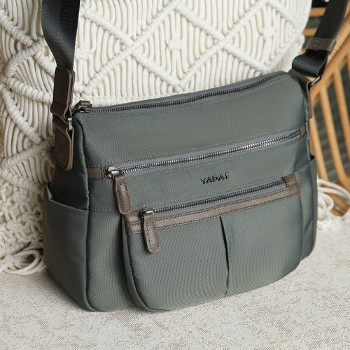 娅黛新款多层轻便大容量斜挎包