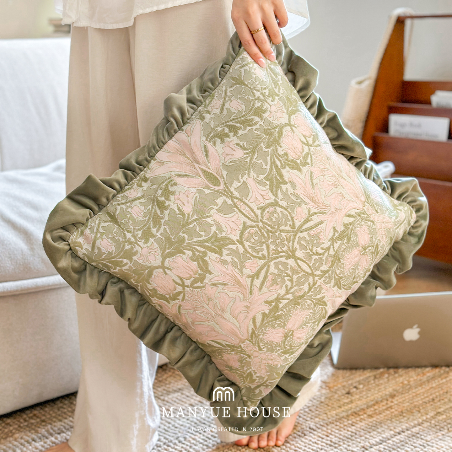 蔓越家绣花荷叶边卧室床头靠垫