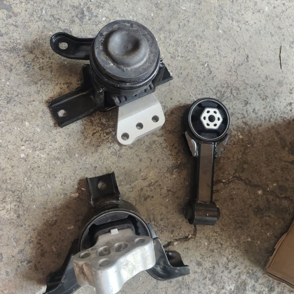 适用于众泰t700 sr9 大迈x7发动机机脚胶 波箱机脚胶 发动机悬置