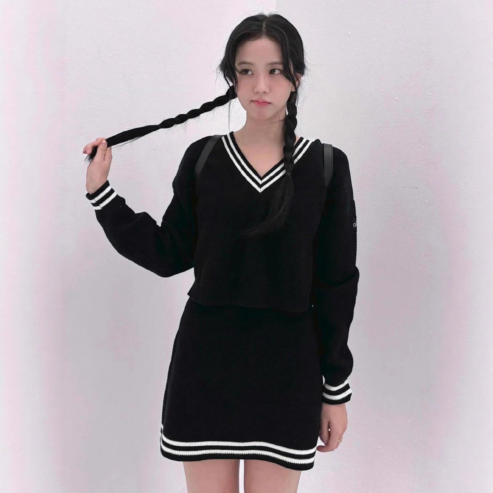 现韩国小众  jisoo Jennie同款 针织V领长袖上衣毛衣短裙包臀裙