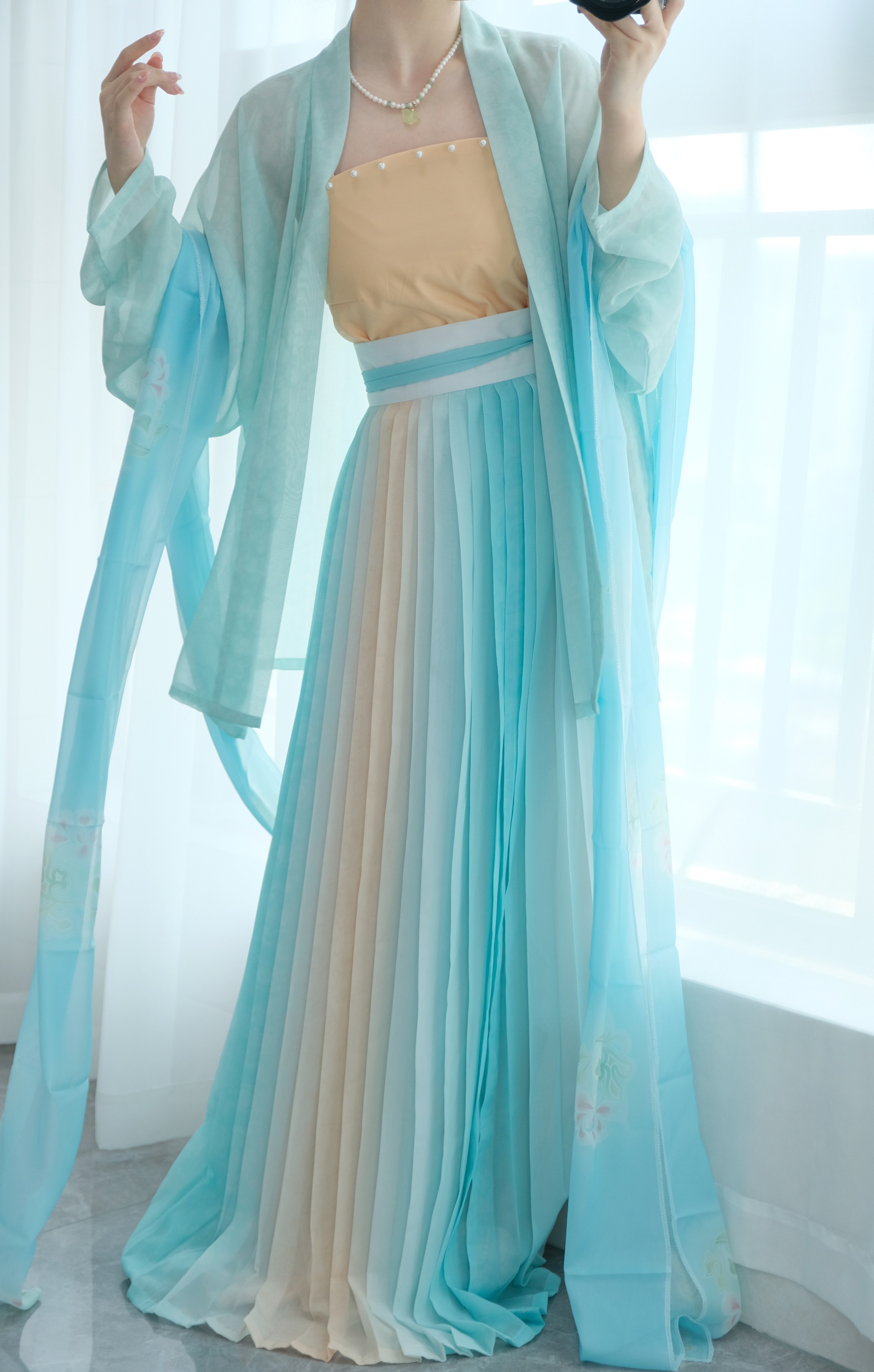 彩虹糖映春涧汉服原创宋制飞机袖一片式褶裙吊带日常渐变夏季套装