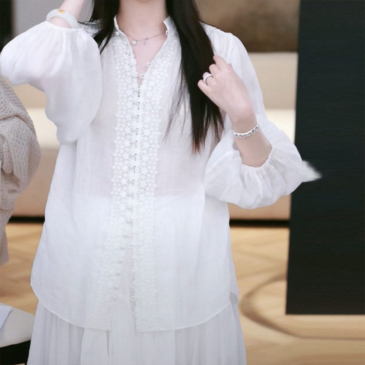 苎麻A型立领蕾丝灯笼袖衬衫女