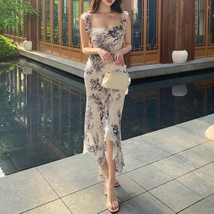 法式荷叶边方领碎花露背吊带连衣裙女夏收腰长裙气质显瘦潮流热卖