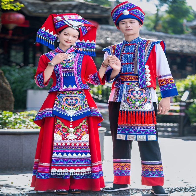 广西壮族三月三少数民族男女壮锦