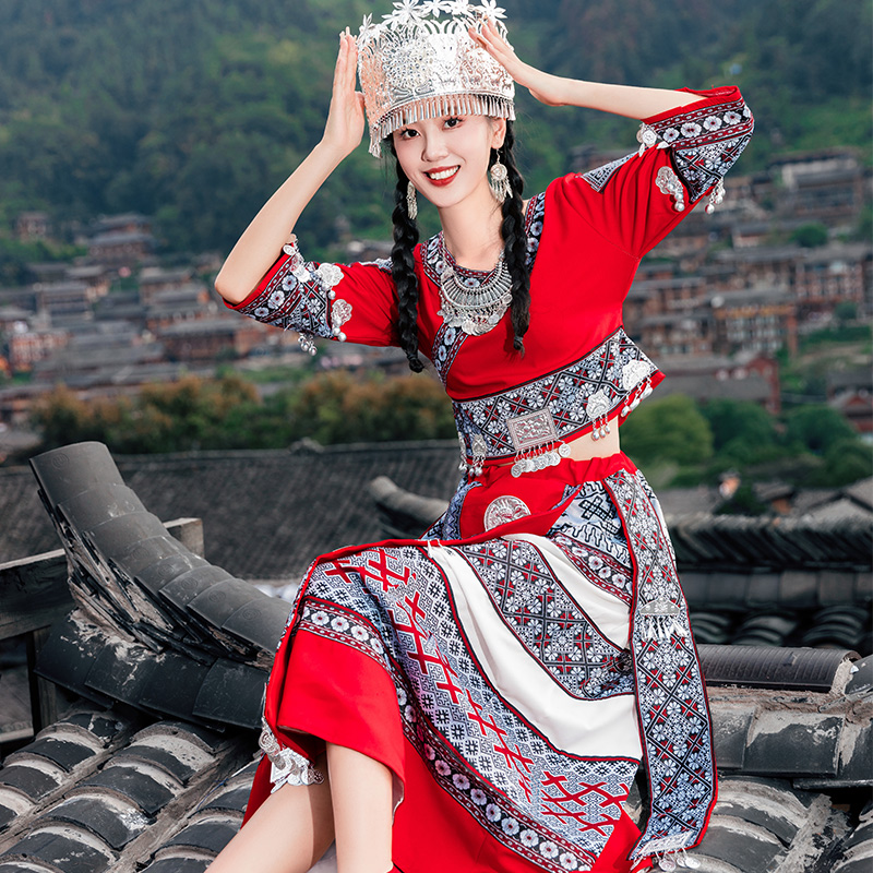 少数民族苗族瑶族女苗寨长裙族服