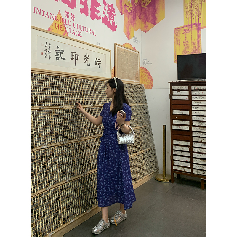 花总吖【安藤美术馆】2024夏季新款V领收腰碎花连衣裙