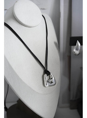 银丝刺绣肌理包锁吊坠长项链