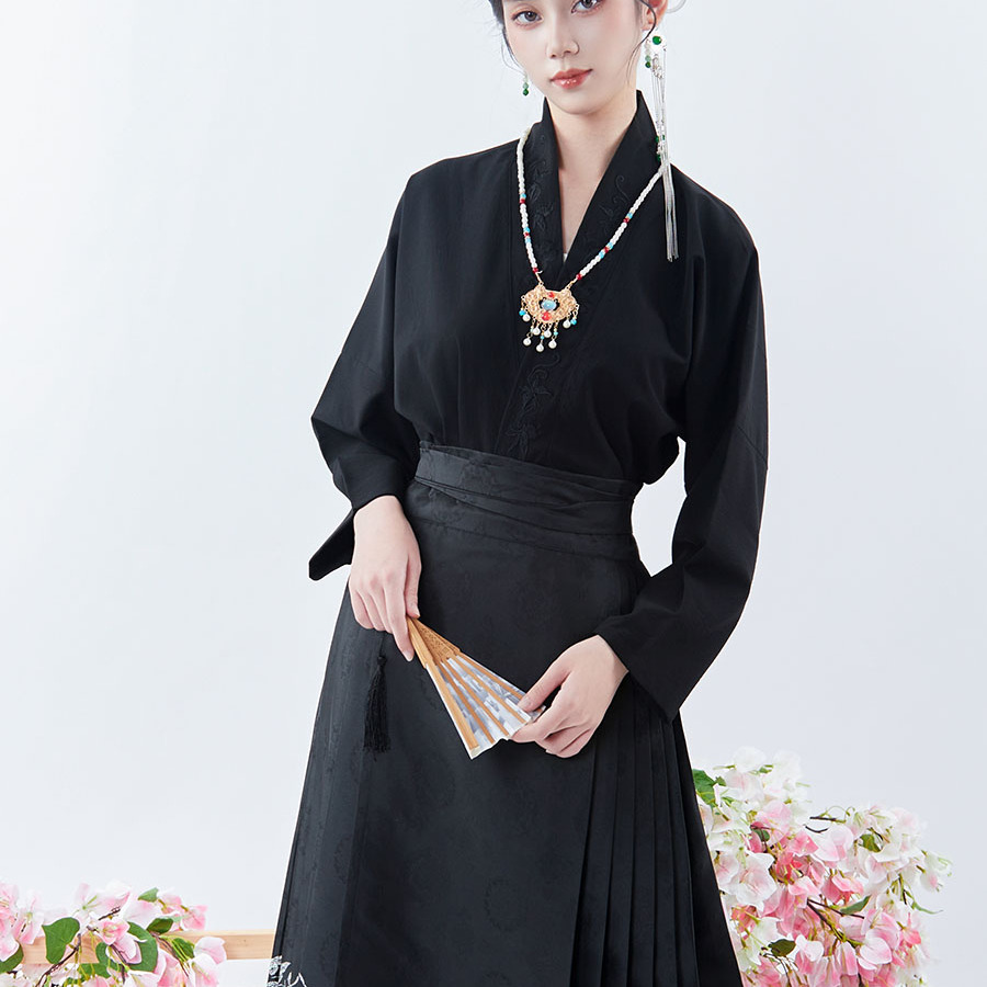 梨花棠黑色刺绣飞机袖马面裙上衣