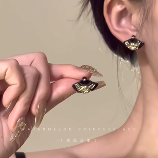 「浮雕古扇」新中式国风耳钉女古风扇子耳环气质复古黑旗袍耳饰女