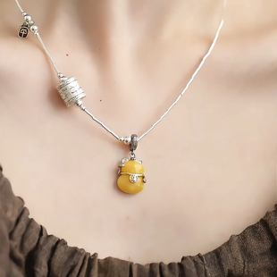 小黄黄招财猫吊坠女款复古国风小巧设计福字猫咪挂坠百搭桶珠项链