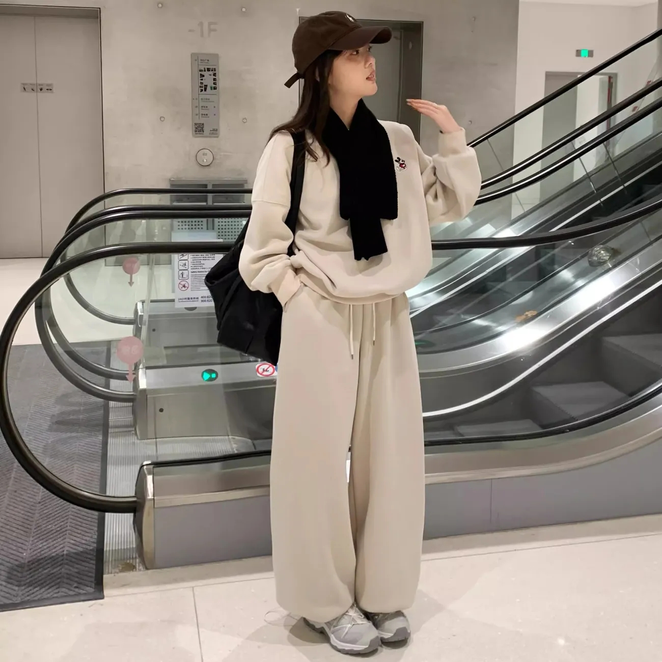 奥特莱斯~清仓特价加绒加厚休闲束脚运动三件套装女冬【配围巾】