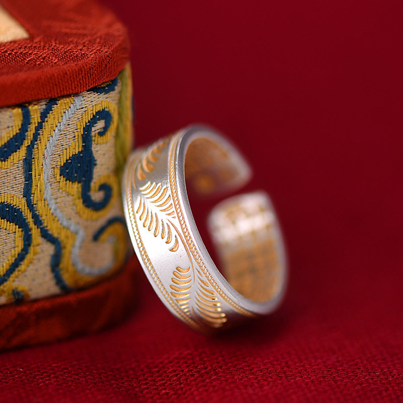 镀925银新款白冰玉髓戒指女荧光冰种蛋面轻奢高级感仿缅甸翡翠